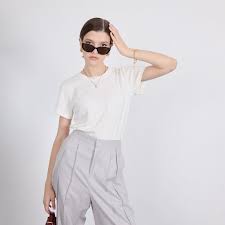 Basic Tee 2025: Kaos Polos Jadi Andalan OOTD Simpel