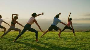Tren Yoga Outdoor 2025: Keseimbangan Tubuh dan Pikiran di Alam Terbuka